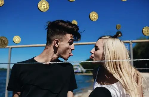 «Пока смерть или сид-фраза не разлучат нас»: жену обвиняют в слежке за мужем и краже биткоинов