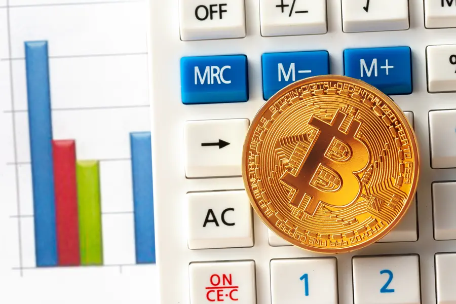Биткоин против S&P 500 и Nasdaq: почему слабость биткоина не означает поражения перед фондовым рынком